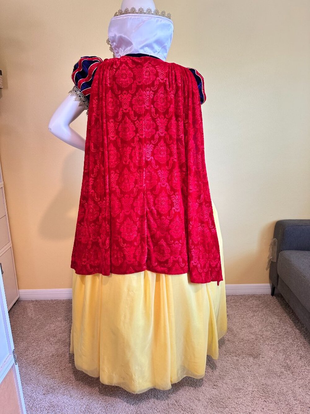 Disney Snow White Deluxe Adult Costume Premium Princess Dress MSRP $169 - Picture 3 of 4